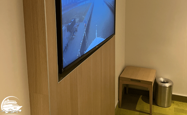 Fernseher, Hocker und Mülleimer