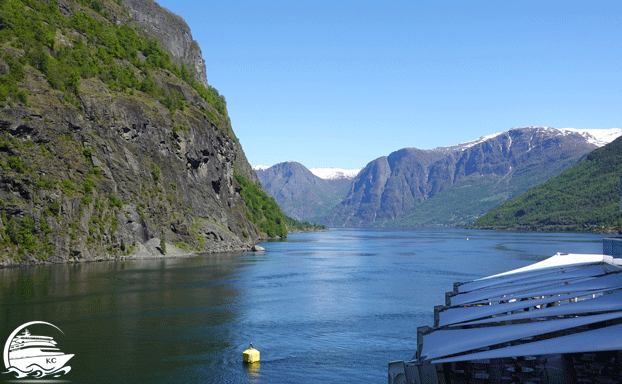 AIDAnova auf dem Weg nach Flåm Flåm Fjord - AIDAnova auf dem Weg nach Flåm