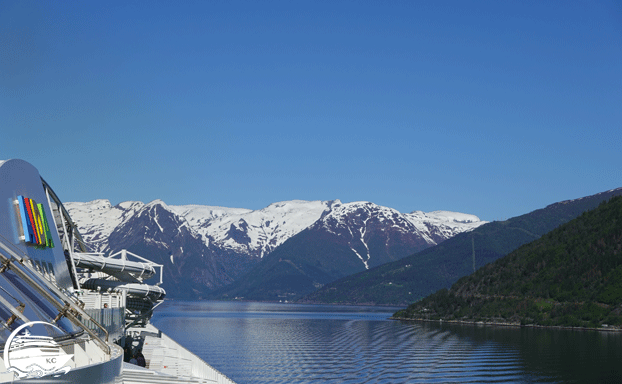 Flåm - Fahrt durch die Fjorde - Schneebedeckte Berge