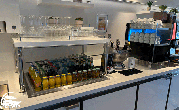 Getränkeauswahl - Softdrinks, Bier, etc. aus Flaschen, Kaffeeautomat AIDA Lounge auf AIDAnova - Getränkeauswahl