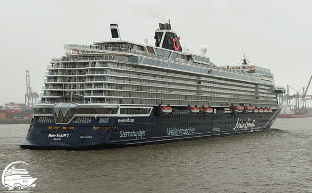 Mein Schiff 7 Angebote - Mein Schiff 7 beim Auslaufen in Hamburg