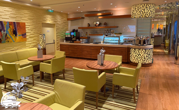 AIDA Lounge auf AIDAprima - Sitzgelegenheiten und Buffet-Bereich