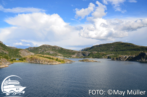 Blick vom Hurtigruten Schiff auf die Landschaft.