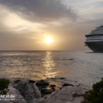 Kreuzfahrtschiff im Sonnenuntergang