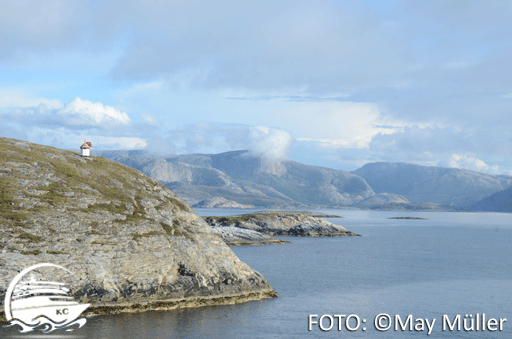 Mit Hurtigruten durch die Landschaft in Norwegen.