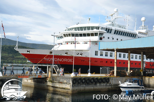 Hurtigruten Schiff Nordnorge im Hafen.