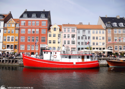 CR may mueller nyhavn rotes boot 1080px