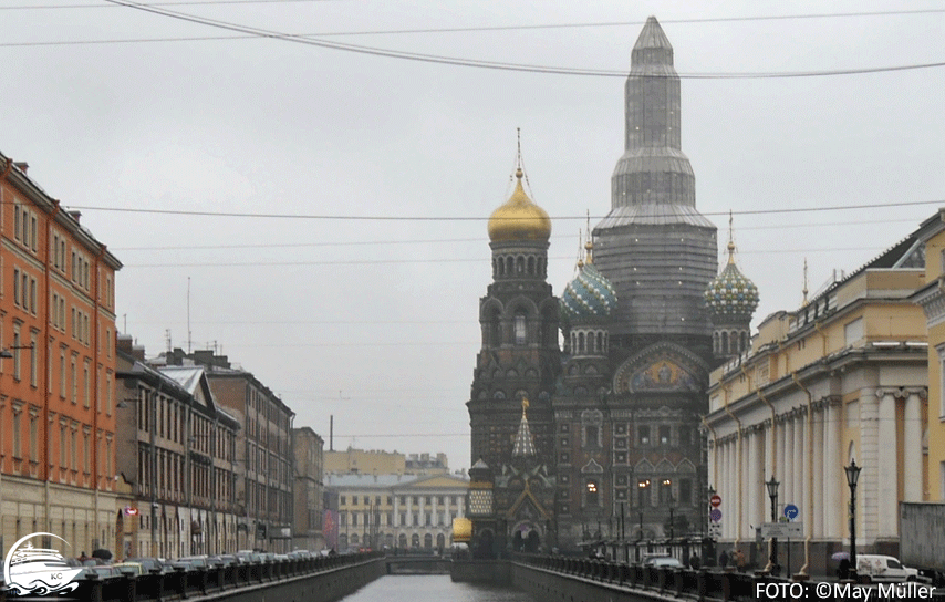 Winterkanal mit Blick auf die Erlöserkirche in St. Petersburg