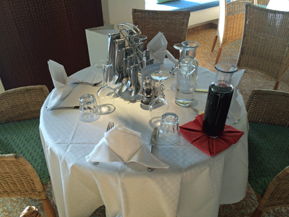 AIDA Getränkepaket – lohnt sich das? 3 Gedeckter Tisch mit Tischgetränken in Karaffen (Wein und Wasser)