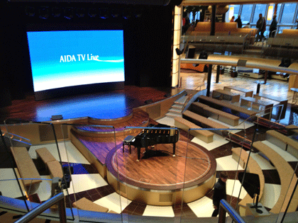 AIDA Schiffsbesuch - Blick ins Theatrium