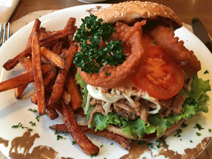 Pulled Pork Burger mit Süßkartoffel-Pommes