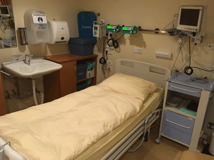 Blick auf eines der Betten für die medizinische Intensivbetreuung im AIDA Hospital.