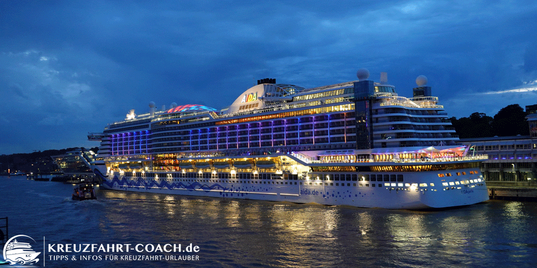 AIDAperla in Hamburg Altona Blick vom Schiff auf die beleuchtete AIDAperla am Abend.