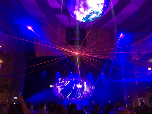 Laser- und Lichtshow im Theatrium auf AIDAperla.