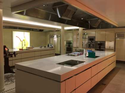 AIDAprima Restaurants – Teil 2 - Restaurants mit Service 6 Blick ins Kochstudio auf AIDAprima