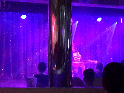 Säule versperrt Blick auf die Bühne im Nachtclub Nightfly auf AIDAprima