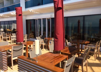 Außenbereich mit Tischen auf AIDAprima