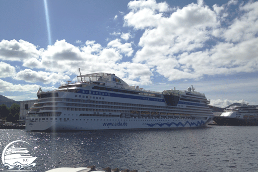 Blick vom Ausflugsboot auf das Kreuzfahrtschiff AIDAsol im Hafen von Bergen.