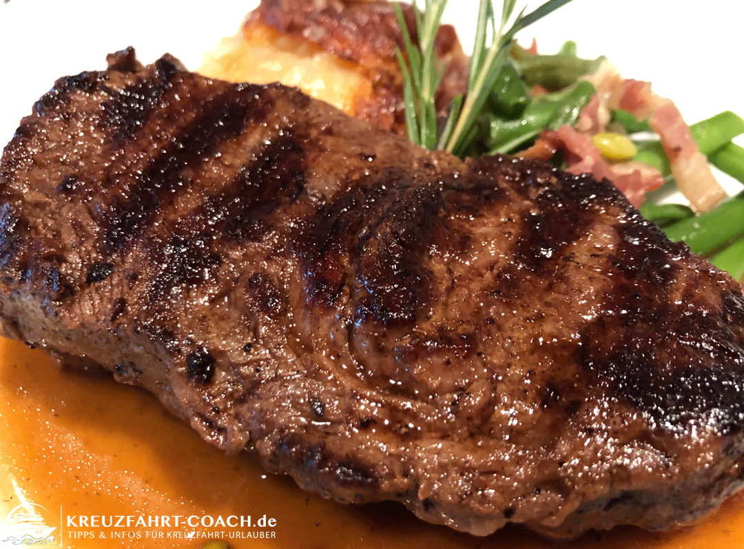 Rindersteak mit Kartoffelgratin und Speckbohnen.