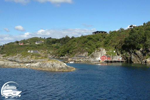 Blick vom Ausflugsboot auf die Lanschaft am Fjord.