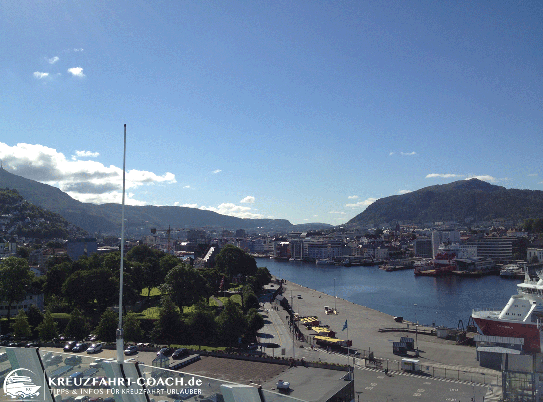 Blick vom Kreuzfahrtschiff auf Bergen in Norwegen