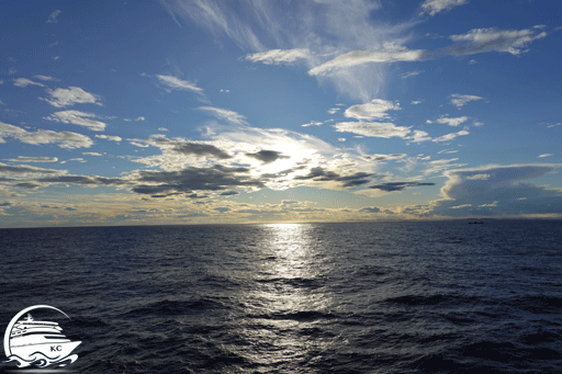 Blick auf das Meer Richtung Horizont vor dem Sonnenuntergang.