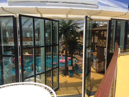 Blick vom Pooldeck in den Beach Club