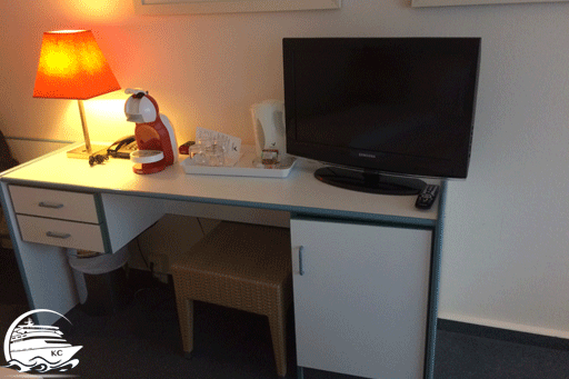 Kaffeemaschine und Fernseher im Hotelzimmer im Center Park Nordseeküste 2017