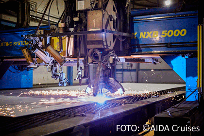 Industrieroboter beim Stahl schneiden