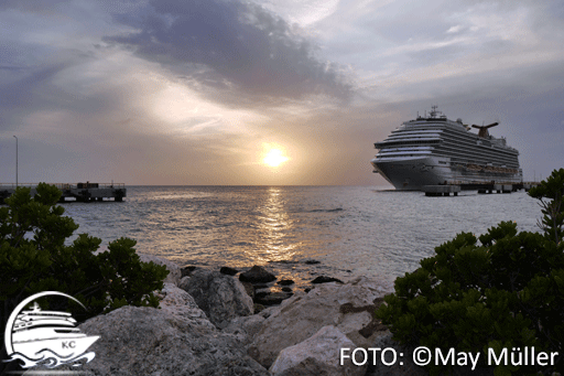 Kreuzfahrtschiff & Sonnenuntergang