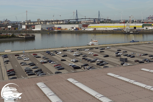 Blick vom Schiff auf den Parkplatz am Kreuzfahrtterminal