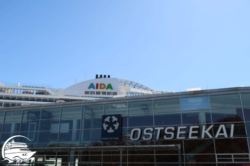 Blick auf den Cruise Terminal Ostseekai Kiel mit AIDA Kreuzfahrtschiff im Hintergrund