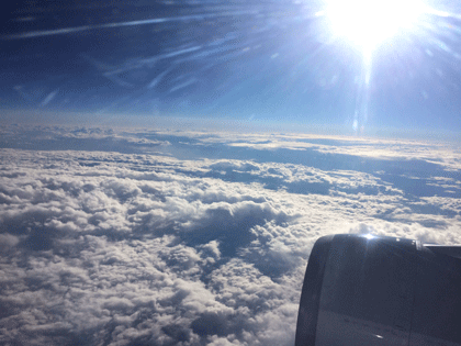 Sicht auf die Wolken aus dem Flugzeug