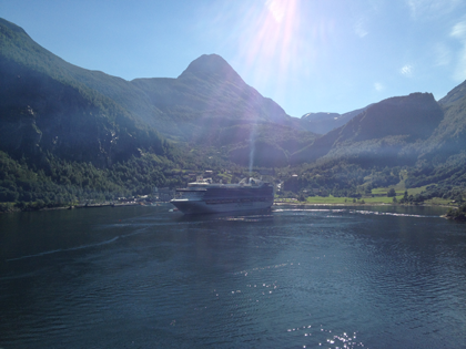 Kreuzfahrtschiff im Geiranger Fjord