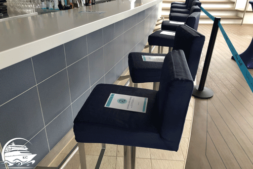 Gesperrte Sitzplätze an der Bar. Damit die Sicherheitsabstände eingehalten werden, wurde die Plätze direkt an den Bars gesperrt.
