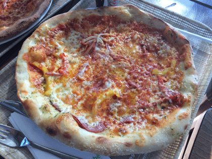 Pizza vom Marche Restaurant am Hamburger Flughafen