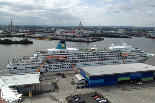 Kreuzfahrtschiff AMADEA am Hamburg Cruise Center Hafencity