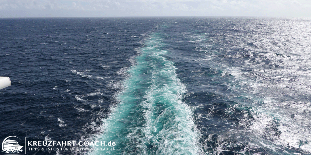 Blick vom Schiff nach Achtern auf die Heckwellen und den Horizont.