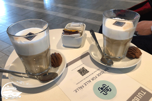 Getränke werden am Tisch serviert. Latte macchiato & Barkarte mit QR-Code.