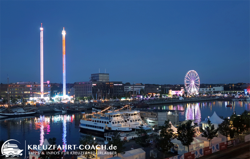 Blick vom Hotel auf die Kirmes der Kieler Woche bei Nacht