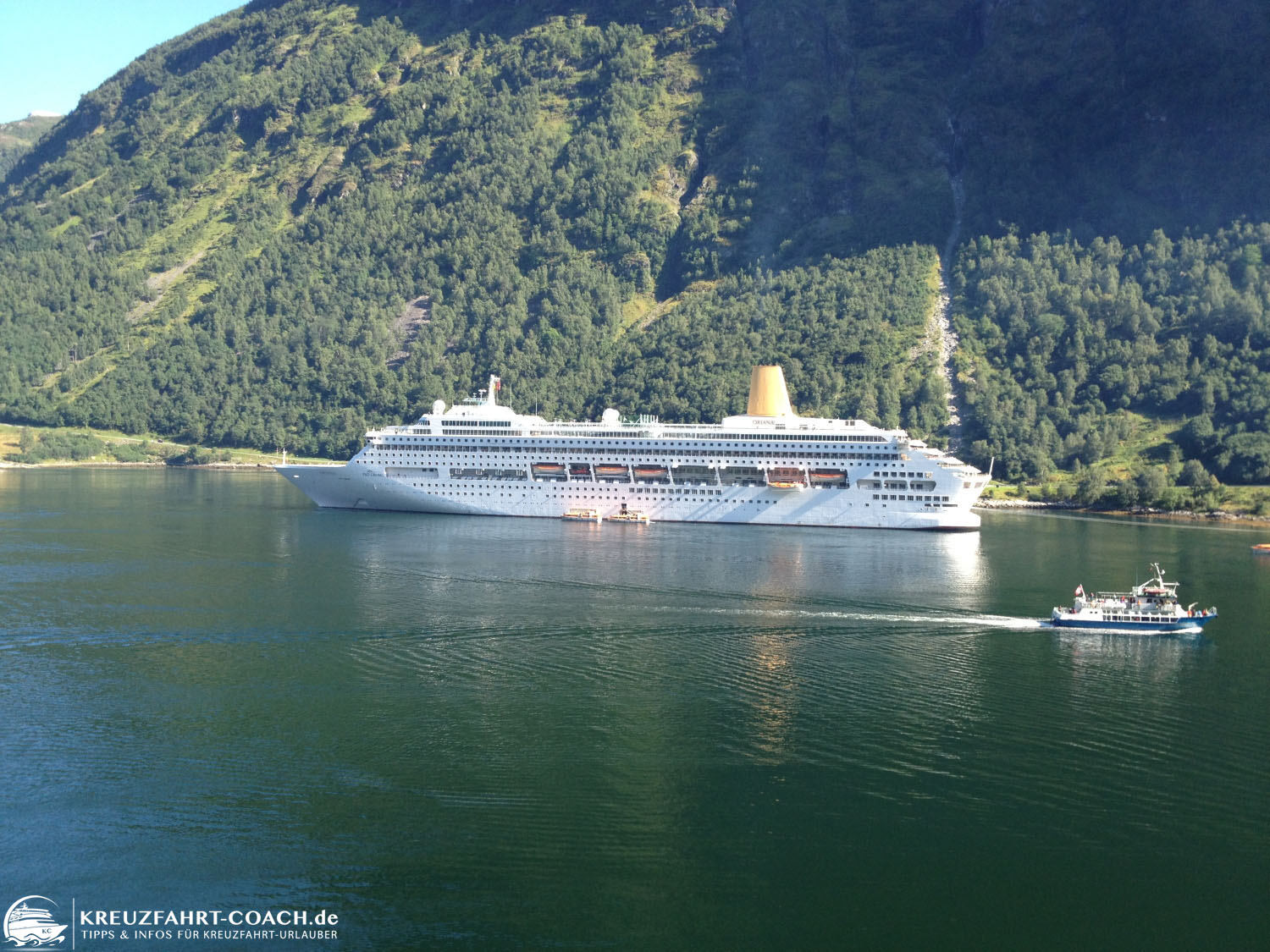 Kreuzfahrtschiff im Geiranger Fjord