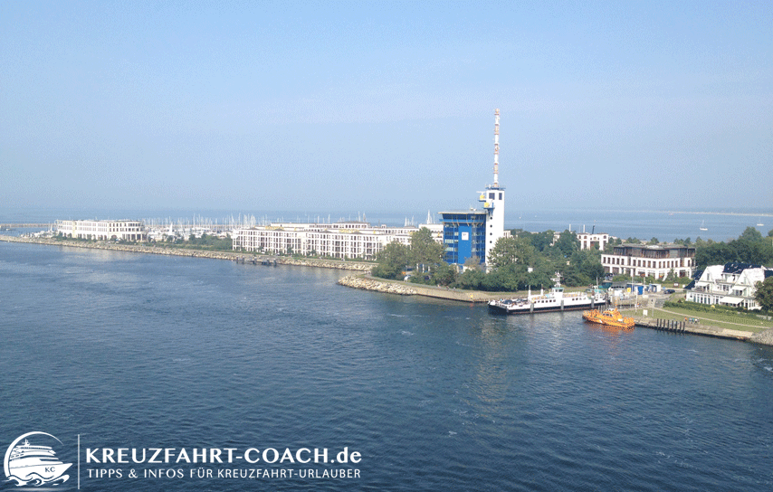 Kreuzfahrten ab Warnemuende - Hohe Düne Blick auf die "Hohe Düne" in Warnemünde mit dem Haus Hohe Düne, dem Festsaal Hohe Düne und der Yachthafenresidenz.