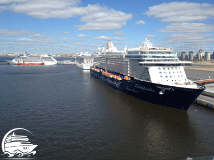 Kreuzfahrtschiffe im Hafen von St. Petersburg