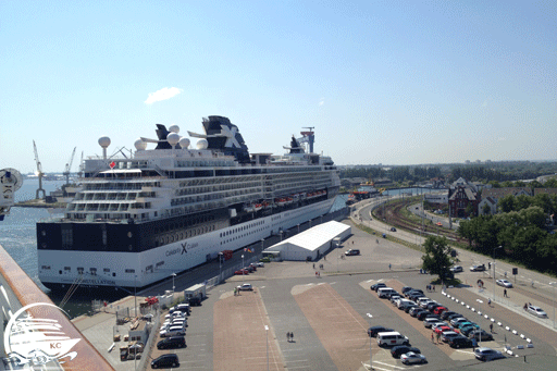 Blich auf ein Kreuzfahrtschiff am Warnemünde Cruise Center