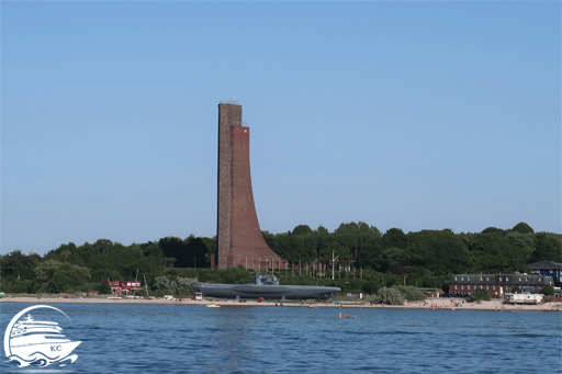 Bilck auf das Marine Ehrenmal Laboe bei Kiel vom Wasser aus während der Hafenrundfahrt