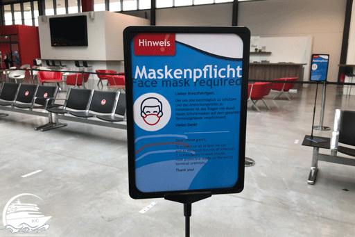 Im Kreuzfahrtterminal ist die Maske pflicht.