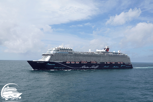 Blick von der Mein Schiff 2 auf die parallel fahrende Schwester Mein Schiff 1