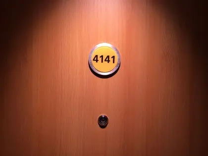 Orientierung auf dem Schiff 3 Kabinennummer an der Kabinentür