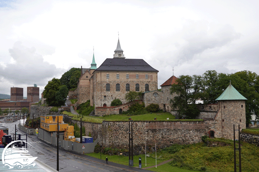 Oslo - Festung Akershus und Rathaus. Blick vom Schiff auf die Festung und das Rathaus in Oslo.