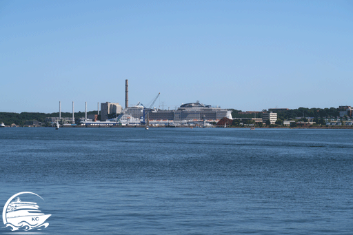 Blick auf den Ostuferhafen Kiel mit Kreuzfahrtschiff